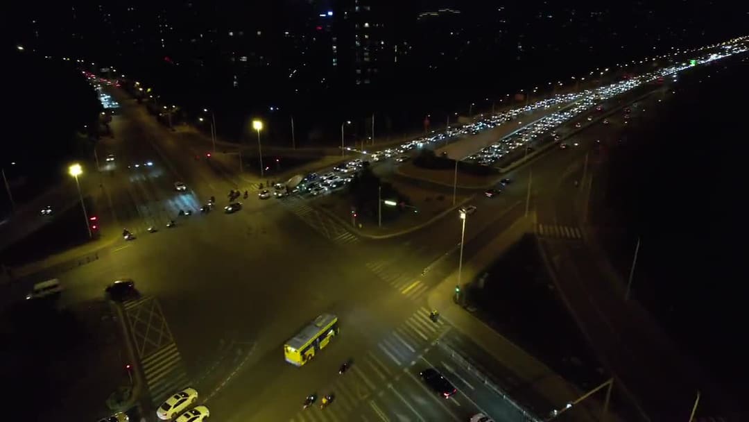 Түнгі қиылыстағы көлік ағыны